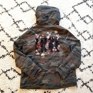 AMERICAN EAGLE Camouflage Embroidered "LOVE" Jacket